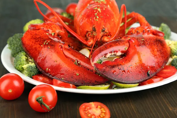 Langosta roja en bandeja en primer plano de mesa — Foto de Stock