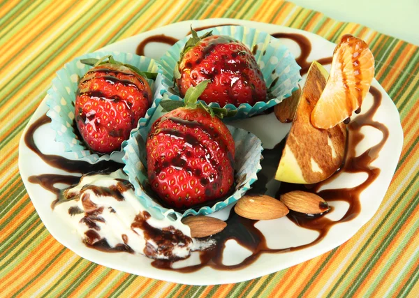 Fruta en chocolate en el plato en primer plano mantel —  Fotos de Stock