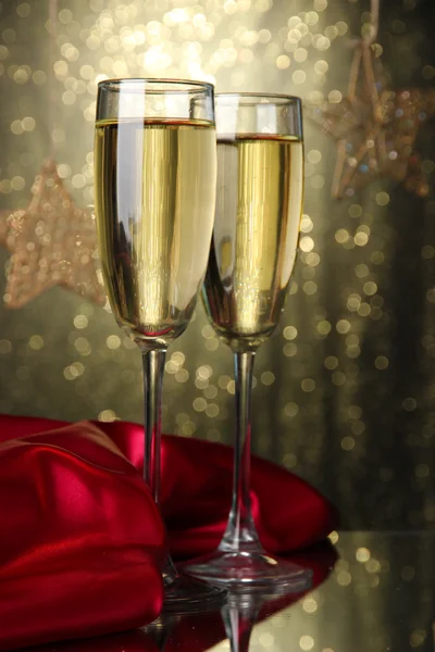 Two glasses of champagne on bright background with lights — Stock Photo, Image