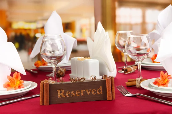 Διατηρημένου σημαδιού σε εστιατόριο τραπέζι με άδειο πιάτα και ποτήρια — Φωτογραφία Αρχείου