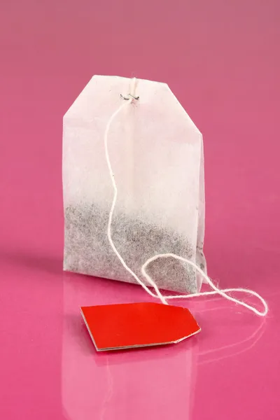 Bolso de té sobre fondo rosa — Foto de Stock