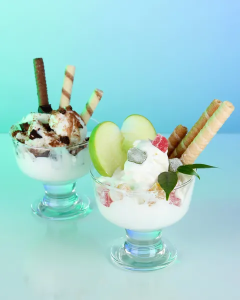 Мороженое с вафельными палочками на синем фоне — стоковое фото