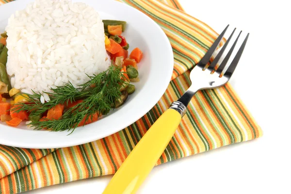 Sebzeler üzerinde beyaz izole lezzetli risotto — Stok fotoğraf