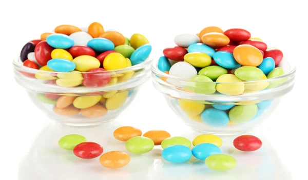 Färgglada karameller i glasskålar isolerad på vit — Stockfoto