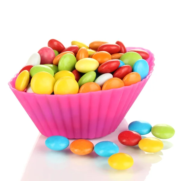 Bunte Bonbons in Cupcake-Hülle isoliert auf weiß — Stockfoto