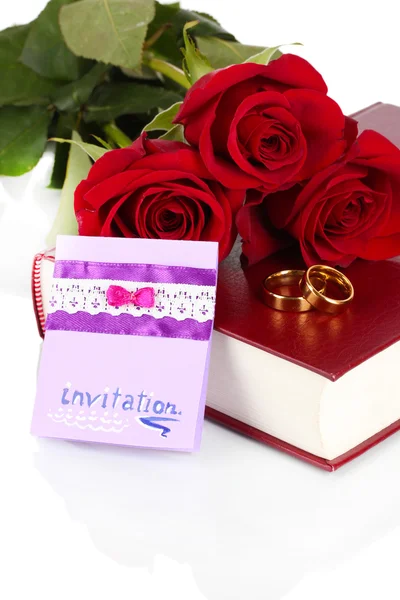 Anneaux de mariage avec roses et carte de vœux sur bible isolé sur blanc — Photo