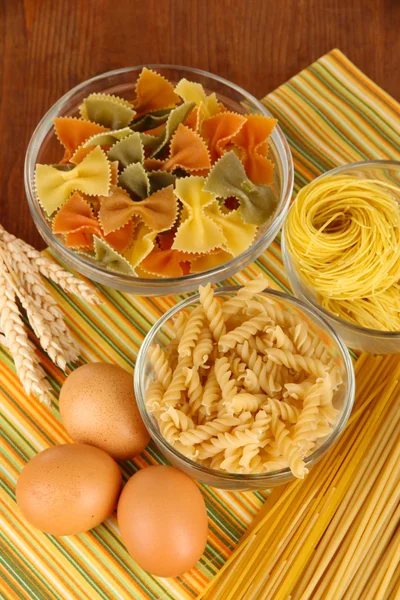 Diferentes tipos de pasta en mantel rayado —  Fotos de Stock