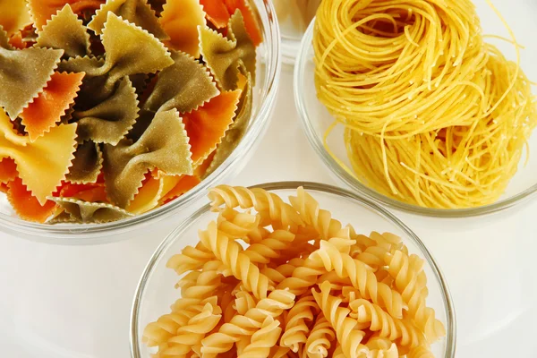 Verschiedene Arten von Pasta isoliert auf weiß — Stockfoto