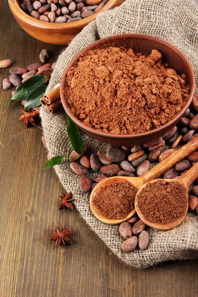 Cacao in polvere e fave di cacao su fondo di legno — Foto Stock