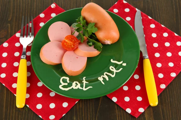 Saucisse, légumes verts, tomate sur table en bois — Photo