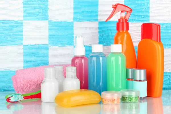 Hotel cosmetics kit on shelf in bathroom — Stock Photo, Image