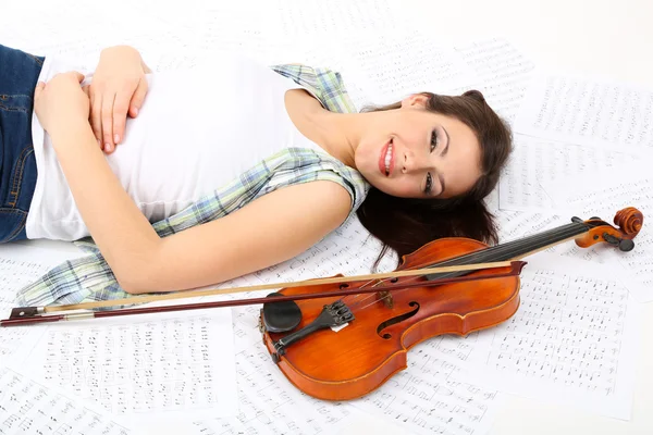 Schönes junges Mädchen mit Geige, isoliert auf weiß — Stockfoto