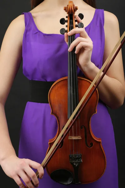 Hermosa joven con violín sobre fondo gris —  Fotos de Stock