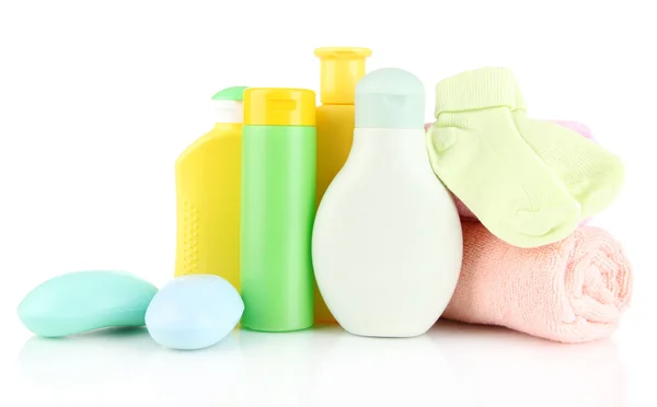 Cosméticos para bebés, toallas y jabón, aislados en blanco — Foto de Stock