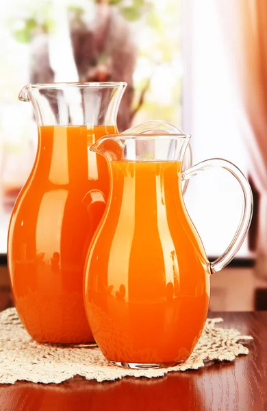 Χυμό πορτοκαλιού σε στάμνες στο τραπέζι στην αίθουσα — Φωτογραφία Αρχείου