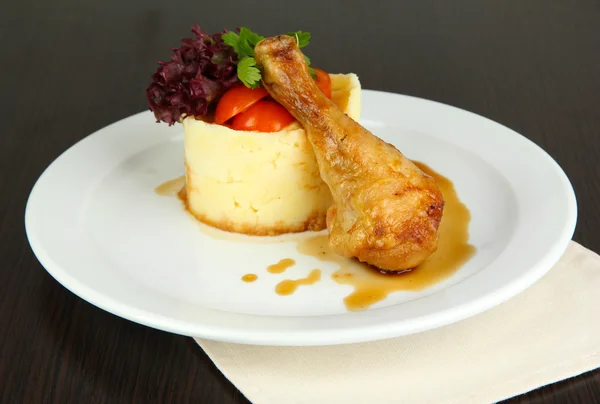 Pequeña porción de comida en un plato grande en una mesa de madera — Foto de Stock