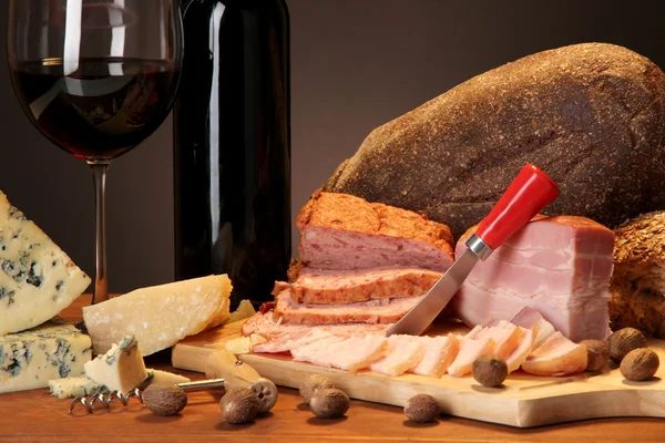 Utsökta stilleben av vin, ost och kött produkter — Stockfoto