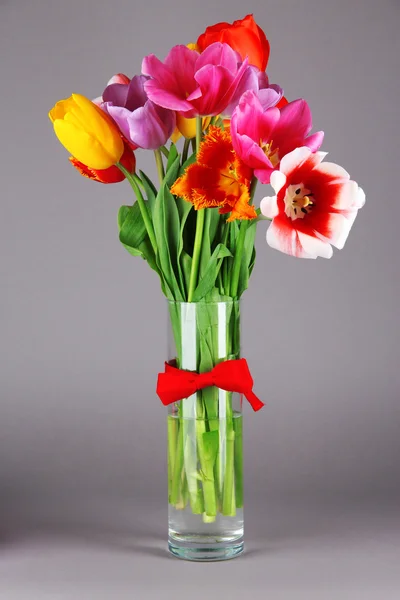 Beautiful tulips in bouquet on gray background — Stock Photo, Image