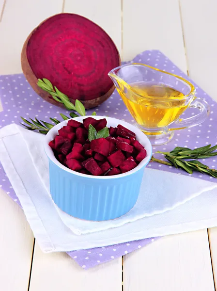 Sliced beetroot on bowl on wooden table close-up — Stock Photo, Image