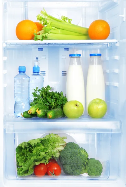 Öppna kylskåpet med vegetarianmat — Stockfoto