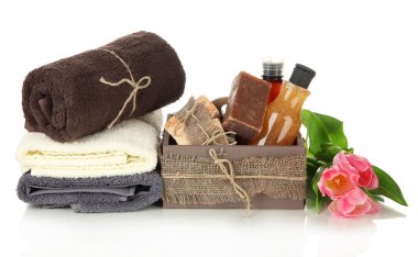 Kozmetik Şişeler ve üzerinde beyaz izole sabun sandık,
