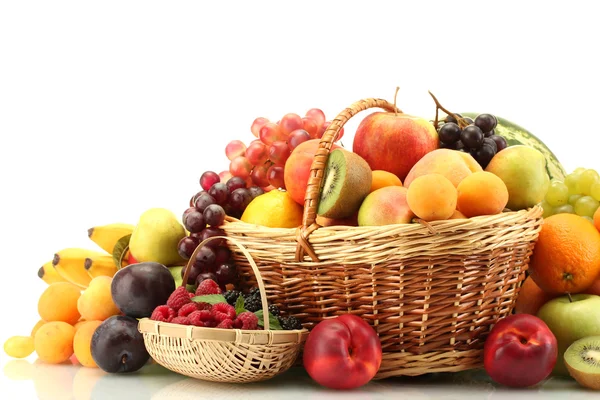 Surtido de frutas y bayas exóticas en cestas aisladas en blanco — Foto de Stock