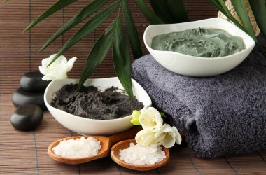 Bambu zemin üzerine spa uygulamaları için kozmetik kil ile kompozisyon