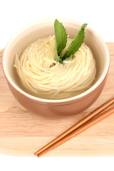 Tagliatelle asiatiche in ciotola su tavola di legno isolato su bianco — Foto Stock