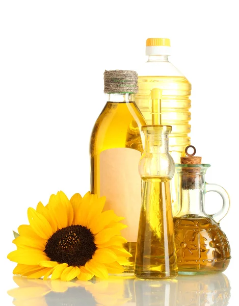 Olej ve sklenicích a slunečnice, izolované na bílém — Stock fotografie