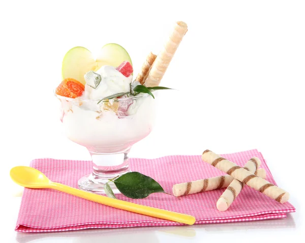Мороженое с вафельными палочками на салфетке на белом фоне — стоковое фото