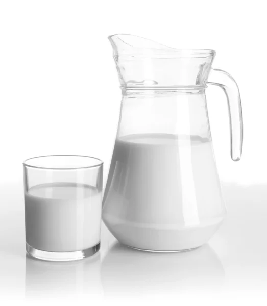 Smakelijke melk in kruik en glas melk geïsoleerd op wit — Stockfoto