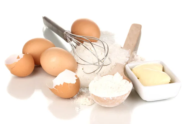 Ovos, farinha e manteiga, isolados a branco — Fotografia de Stock