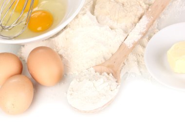 yumurta, un ve tereyağı yakın çekim üzerinde beyaz izole