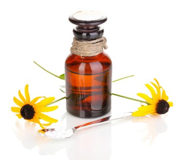 tabletler ve üzerinde beyaz izole çiçeklerle ilaç şişesi