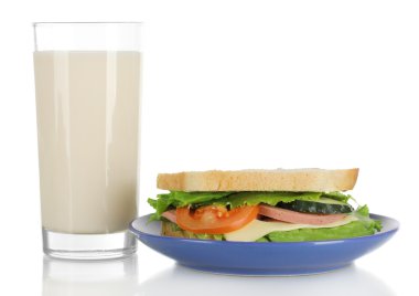 plaka üzerinde beyaz izole sütlü sandviç