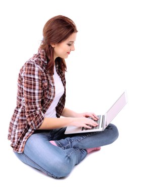 güzel genç kadın ile üzerine beyaz izole laptop