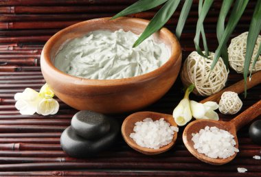 Bambu zemin üzerine spa uygulamaları için kozmetik kil ile kompozisyon