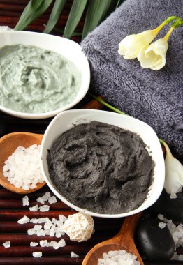 Bambu zemin üzerine spa uygulamaları için kozmetik kil ile kompozisyon
