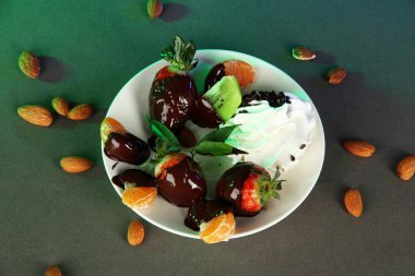 çikolatada gri arka plan meyve