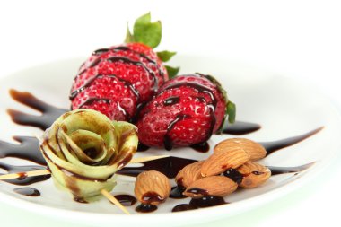 çikolata üzerinde beyaz izole meyve