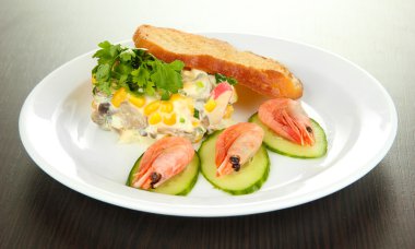 ahşap masa üzerinde büyük tabakta yemek küçük bir kısmı