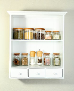 güzel beyaz cam şişe içinde baharatlar ile raflar