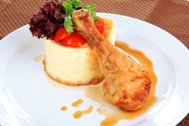 küçük bir kısmı büyük tabakta yemek yakın çekim