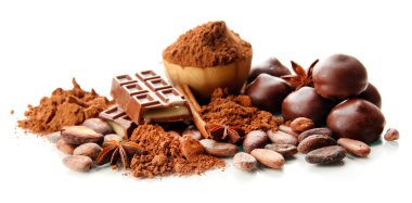 çikolatalı tatlılar, kakao ve baharat üzerine beyaz izole, kompozisyon