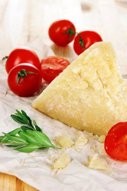 parça-in kağıt üzerinde ahşap masa yakın çekim üzerine parmesan peyniri