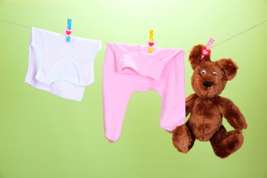 clothesline, renkli arka plan üzerinde asılı bebek giysileri