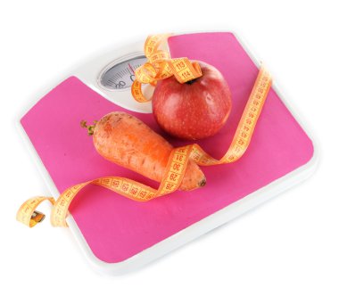 elma ve havuç üzerine beyaz izole ölçeklerde