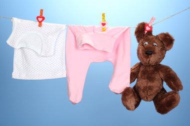 clothesline, renkli arka plan üzerinde asılı bebek giysileri