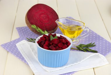 pancar ahşap masa yakın çekim ıslak zeminde üzerine dilimlenmiş