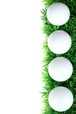 golf topları üzerinde beyaz izole çimenlerin üzerinde
